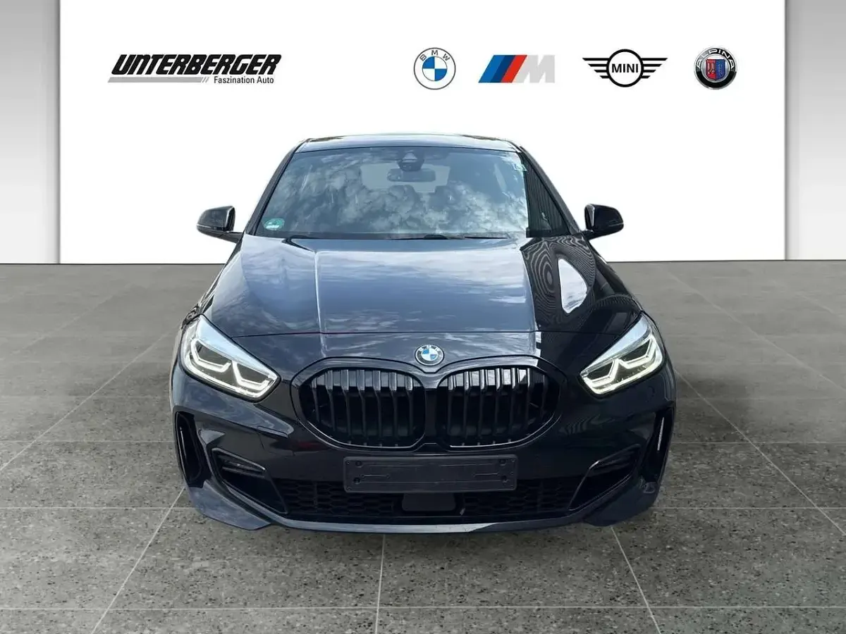 Gebraucht BMW 118 Performance 136 PS (100 kW) 2023 Saphirschwarz Limousine