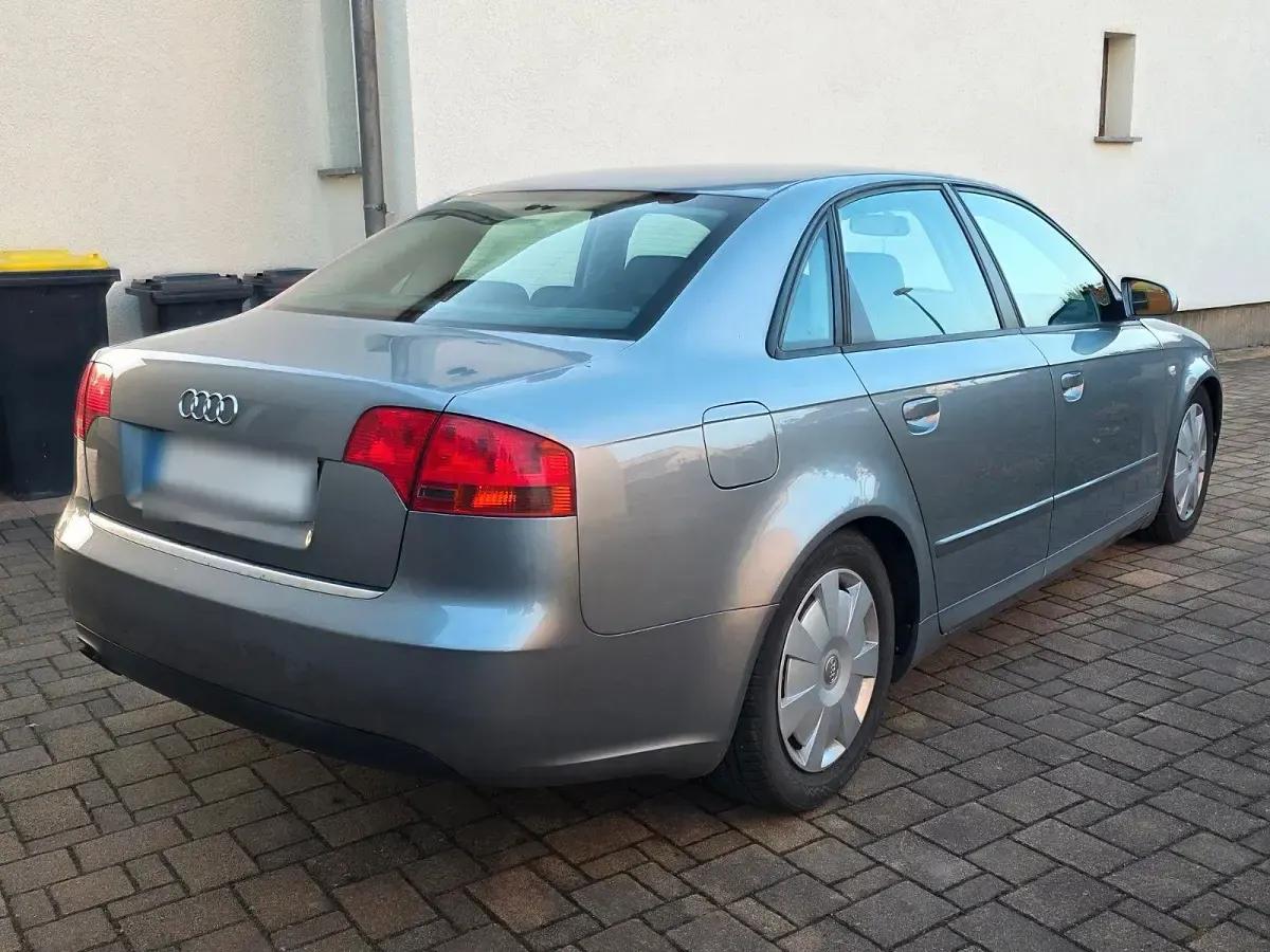Używany Audi A4 Performance 140 KM (102 kW) 2004 Srebrny Sedan/Limuzyna