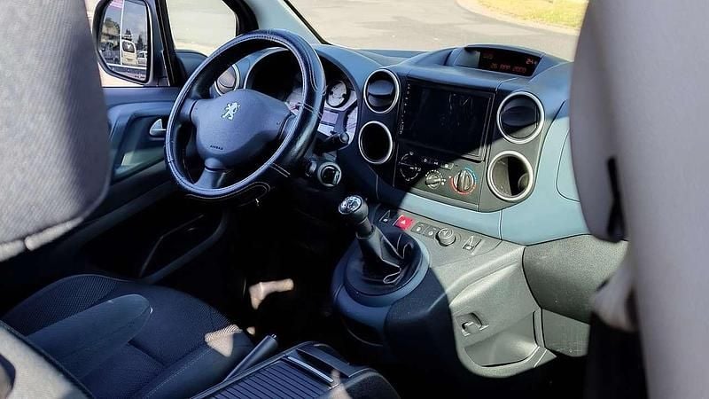 Gebraucht Peugeot Partner Tepee Family 98 PS (72 kW) 2010 Weiß Van / Kleinbus