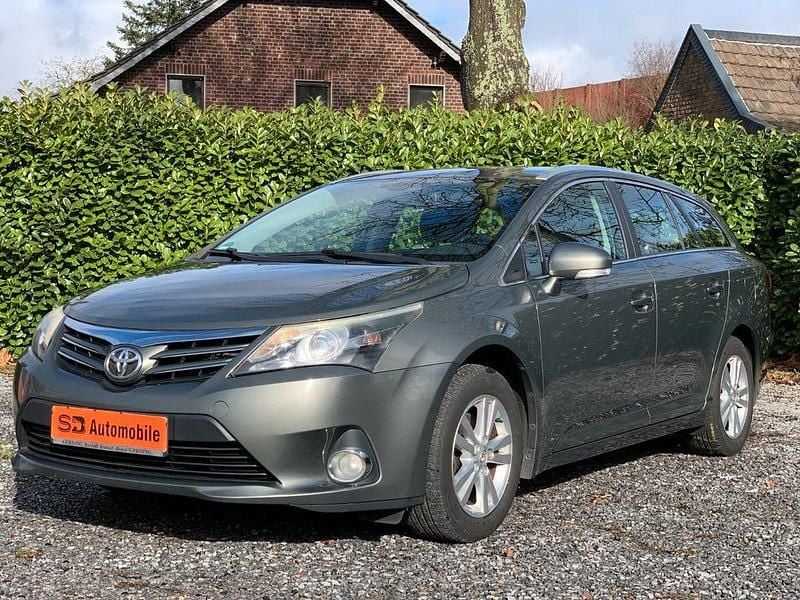 Gebraucht Toyota Avensis Life 124 PS (91 kW) 2013 Olive Kombi