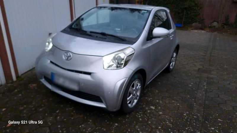 Gebraucht Toyota iQ 68 PS (50 kW) 2012 Silber Kleinwagen