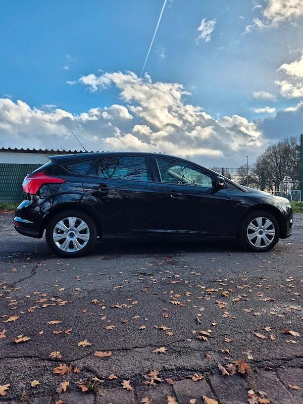 Gebraucht Ford Focus 104 PS (76 kW) 2014 Schwarz Kleinwagen