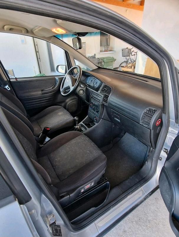 Silber Gebraucht 2002 Opel Zafira Van / Kleinbus | 800 € (Superpreis) - Bild 1/4