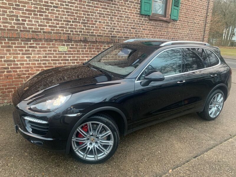 Tiefschwarzmetallic Gebraucht 2012 Porsche Cayenne Turbo SUV | 24.900 € (Etwas zu teuer) - Bild 1/4