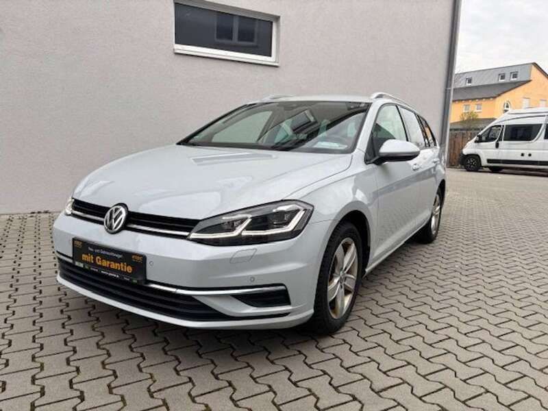 White silver metallic Gebraucht 2018 VW Golf VII Sound Kombi | 12.780 € (Fairer Preis) - Bild 1/4