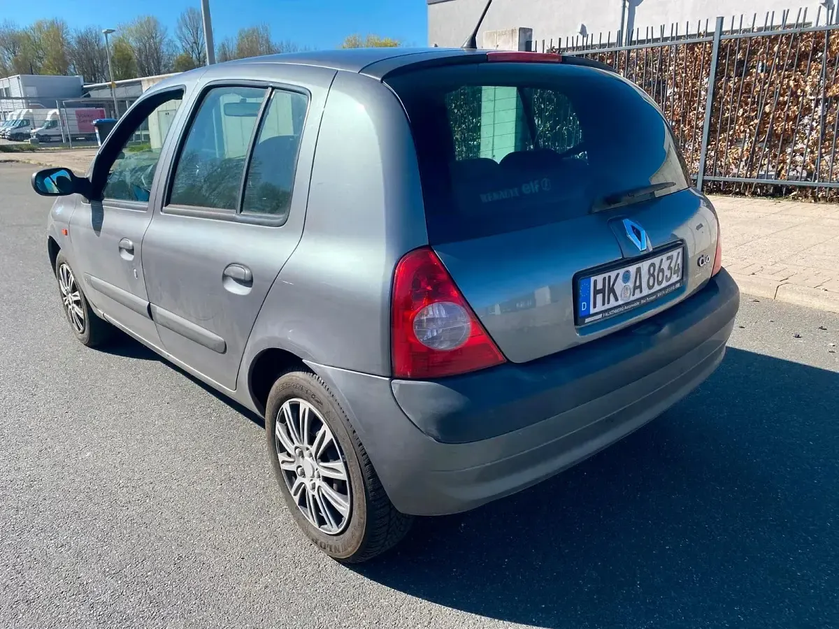 Używany Renault Clio II 75 KM (55 kW) 2002 Szary Hatchback