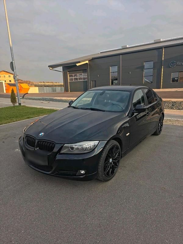 Gebraucht BMW 318 143 PS (105 kW) 2010 Schwarz Limousine