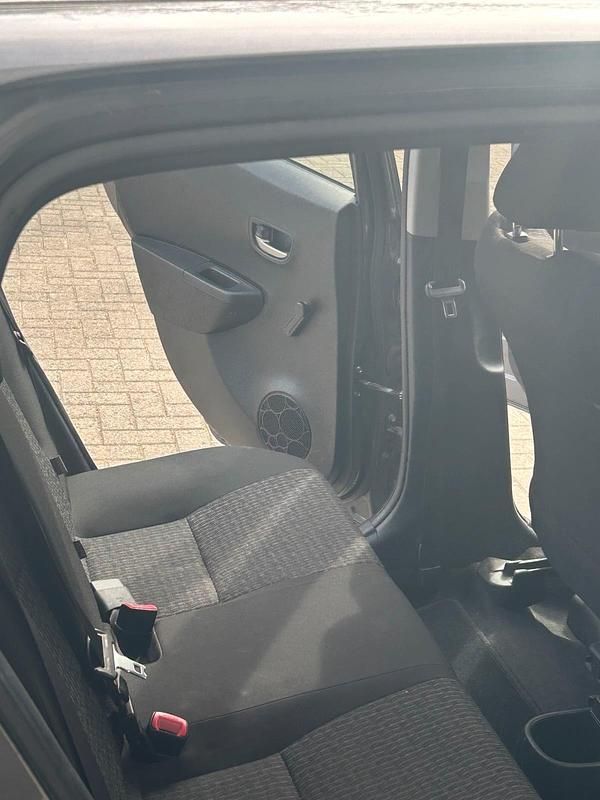 Gebraucht Toyota Yaris 69 PS (50 kW) 2014 Grau Kleinwagen