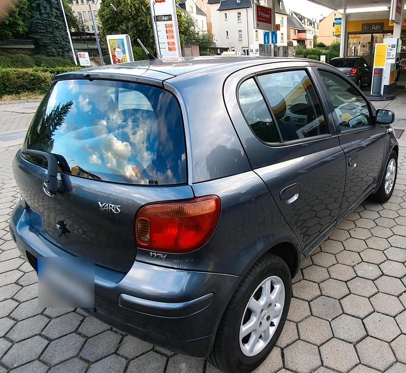 Grau Gebraucht 2005 Toyota Yaris Kleinwagen | 3.500 € (Etwas zu teuer) - Bild 1/4