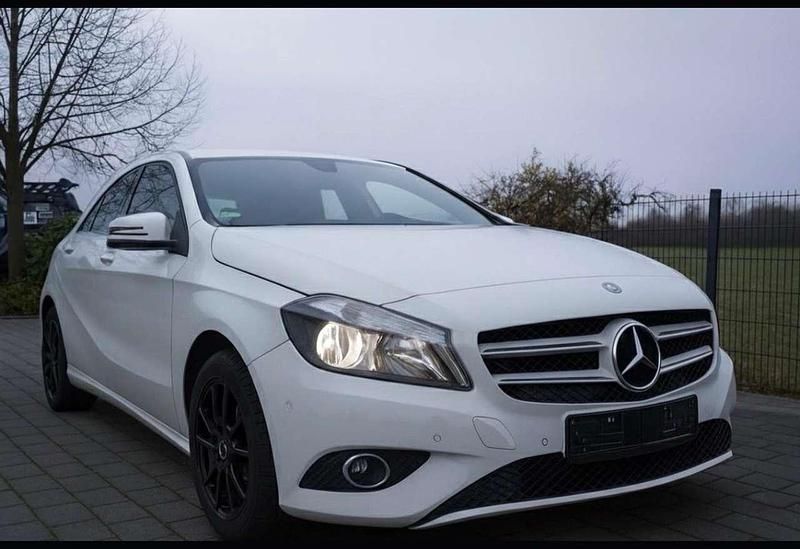 Weiß Gebraucht 2014 Mercedes A180 Style Limousine | 11.999 € (Fairer Preis) - Bild 1/4