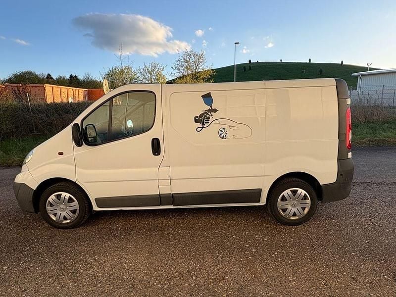 Second-hand Opel Vivaro 114 CP (83 kW) 2010 Alb Monovolum