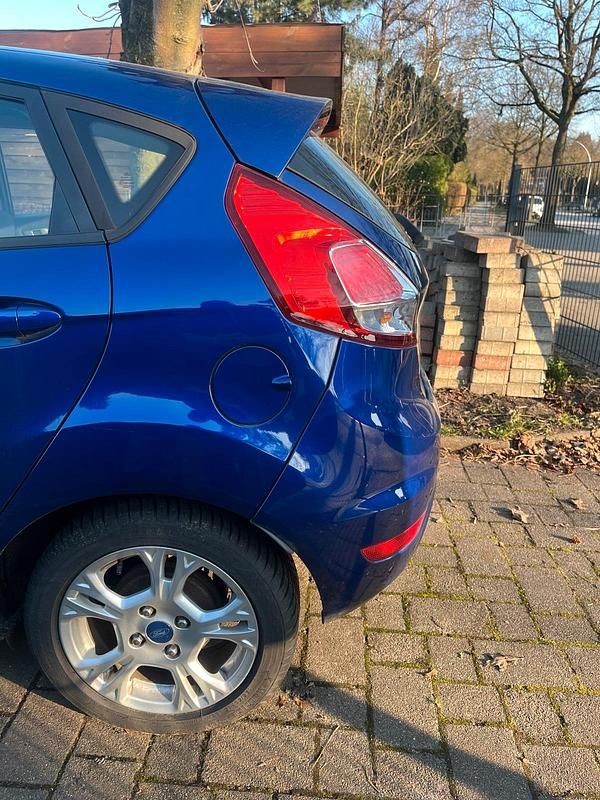 Gebraucht Ford Fiesta 80 PS (58 kW) 2014 Blau Kleinwagen