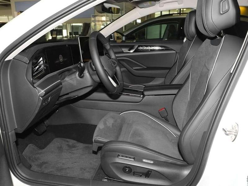 Neu VW Passat Elegance 150 PS (110 kW) 2025 Oryxweiß perlmutteffekt Limousine