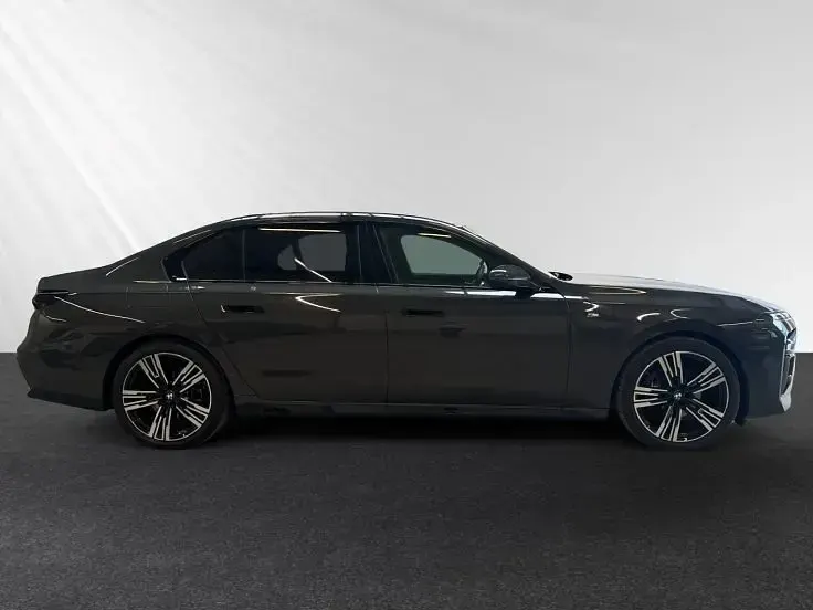 Gebraucht BMW 740 M Sport 299 PS (219 kW) 2025 Bmw individual dravitgrau metallic Limousine