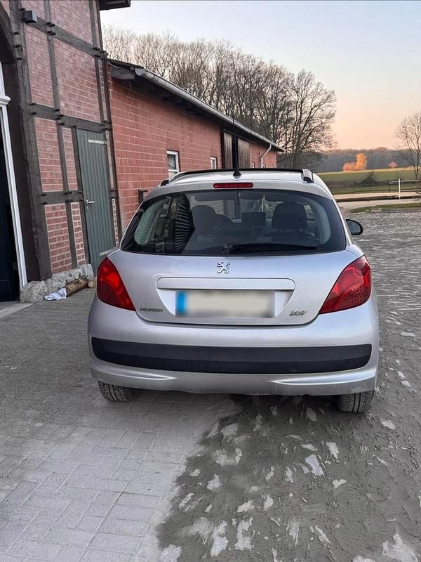 Gebraucht Peugeot 207 95 PS (69 kW) 2008 Silber Kleinwagen