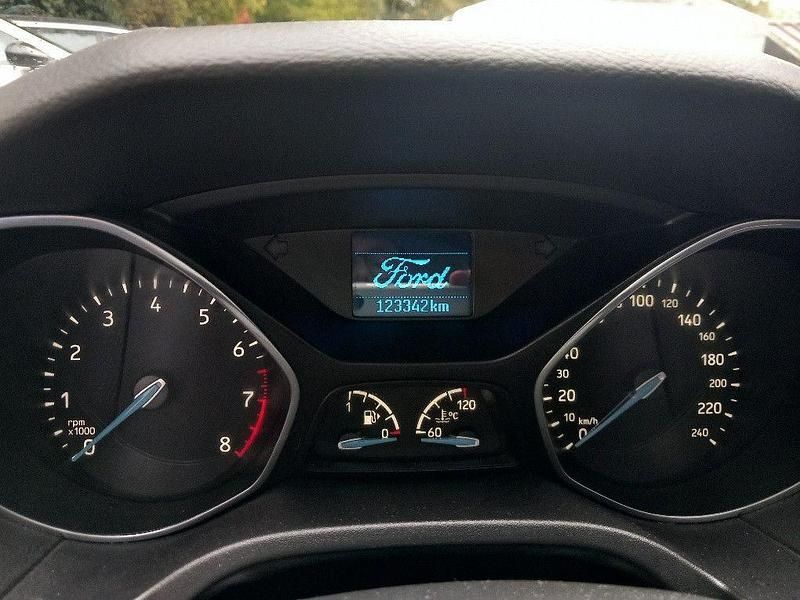 Gebraucht Ford Focus Trend 101 PS (74 kW) 2016 Rot Limousine