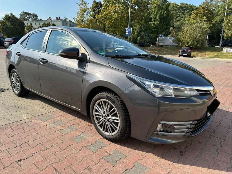 Grau Gebraucht 2018 Toyota Corolla Comfort Limousine | 15.000 € (Etwas zu teuer) - Bild 1/4