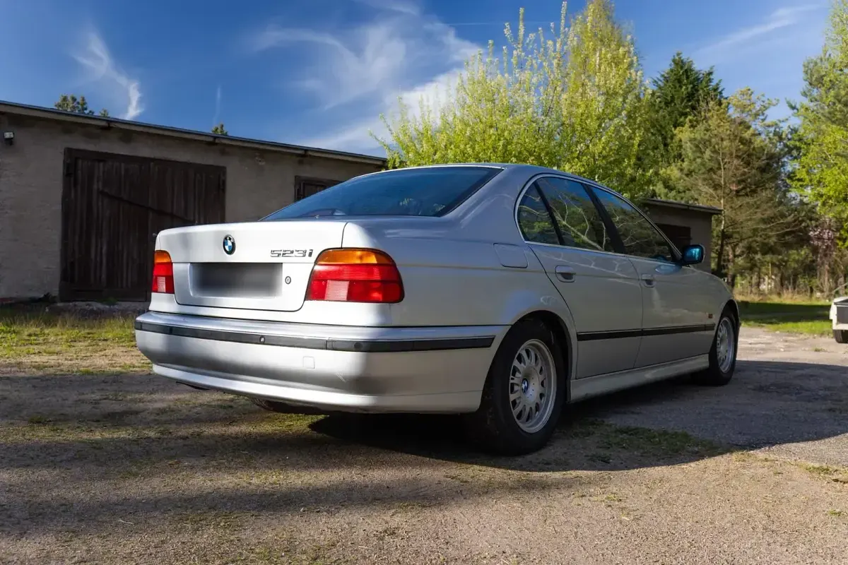 Käytetty BMW 523 170 HP (125 kW) 2000 Hopea Sedan