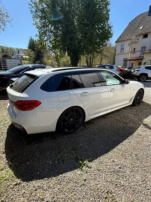 Gebraucht BMW M550 Performance 400 PS (294 kW) 2018 Weiß Limousine