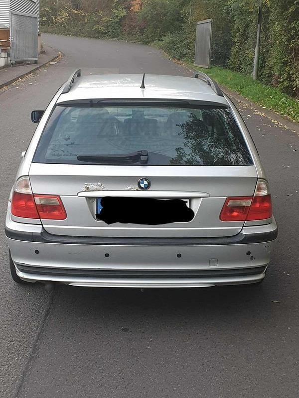 Grau Gebraucht 2003 BMW 320 Kombi | 1.200 € (Guter Preis) - Bild 1/4