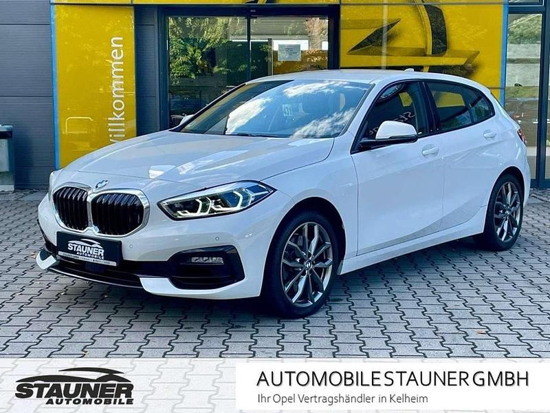 Alpinweiss iii Gebraucht 2023 BMW 120 Sport Line Kleinwagen | 25.890 € (Guter Preis) - Bild 1/4