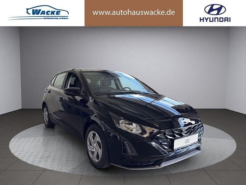Neu Hyundai i20 101 PS (74 kW) 2025 Farbe: schwarz Limousine