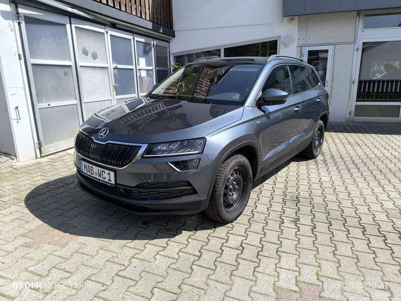 Quarzgrau metallic Gebraucht 2020 Skoda Karoq Ambition SUV | 23.990 € (Superpreis) - Bild 1/4