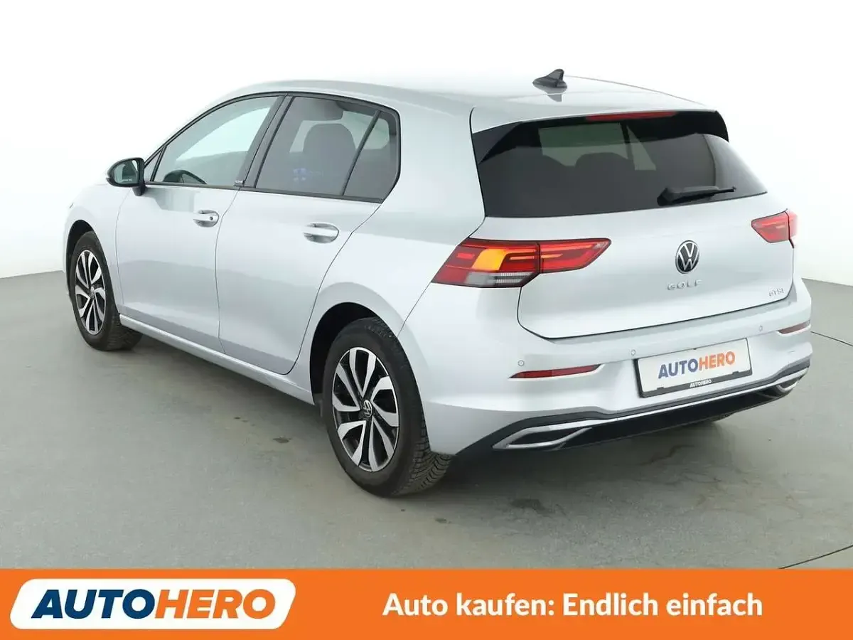 Gebraucht VW Golf VII Active 150 PS (110 kW) 2021 Reflexsilber Kleinwagen