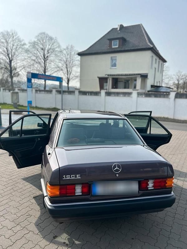 Gebraucht Mercedes 190 131 PS (96 kW) 1990 Violet Limousine