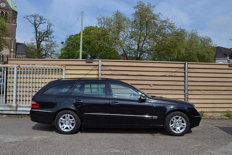 Schwarz Gebraucht 2005 Mercedes E240 Kombi | 11.980 € - Bild 1/4