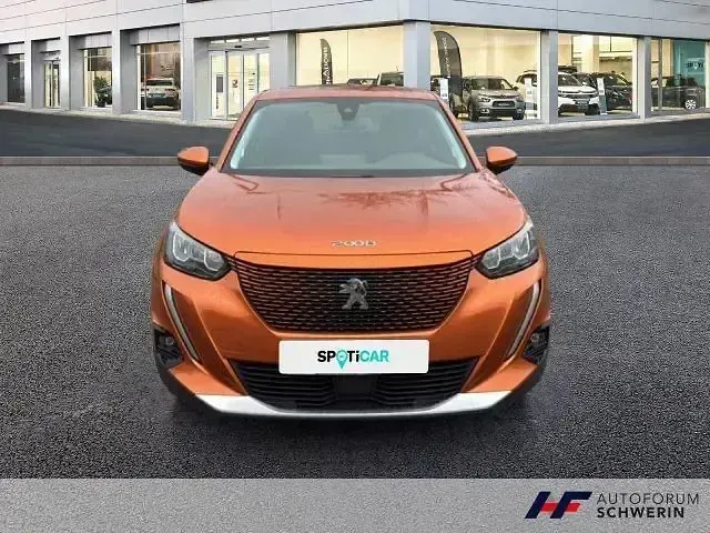 Gebraucht Peugeot e-2008 Active 100 kW (136 PS) 2021 Orange metallic (metallic) SUV