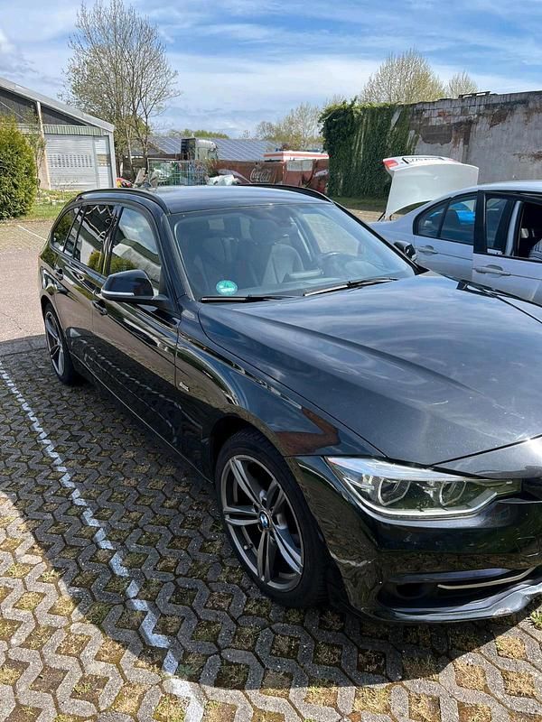Schwarz Gebraucht 2016 BMW 320 Sport Line Kombi | 14.000 € - Bild 1/4