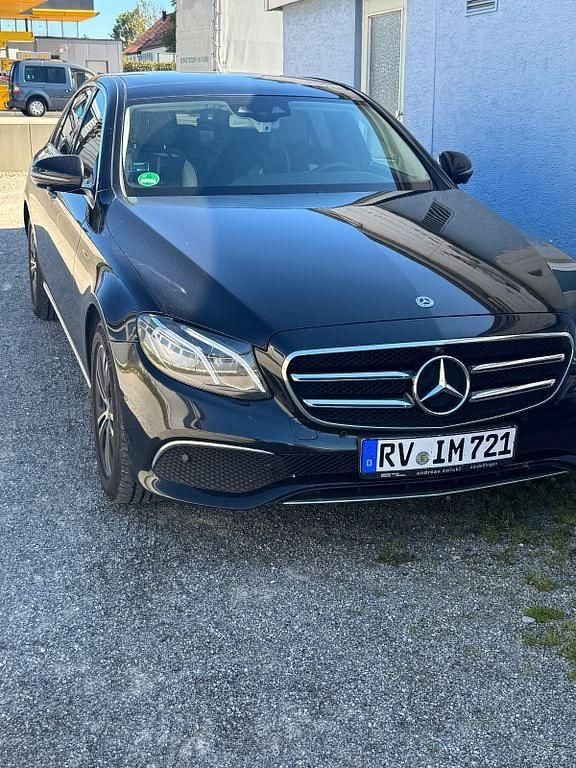 Schwarz Gebraucht 2019 Mercedes E220 Limousine | 28.400 € (Guter Preis) - Bild 1/4