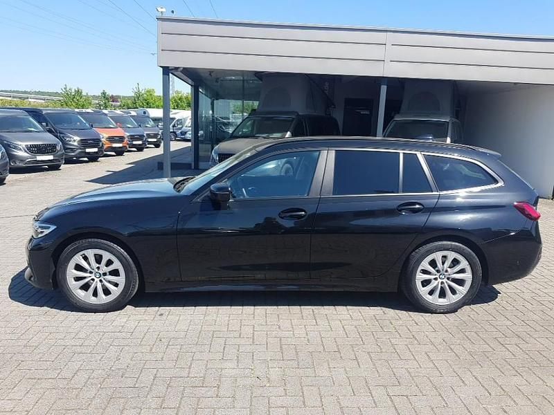 Gebraucht BMW 320 Advantage 190 PS (139 kW) 2021 Black sapphire metallic Kombi