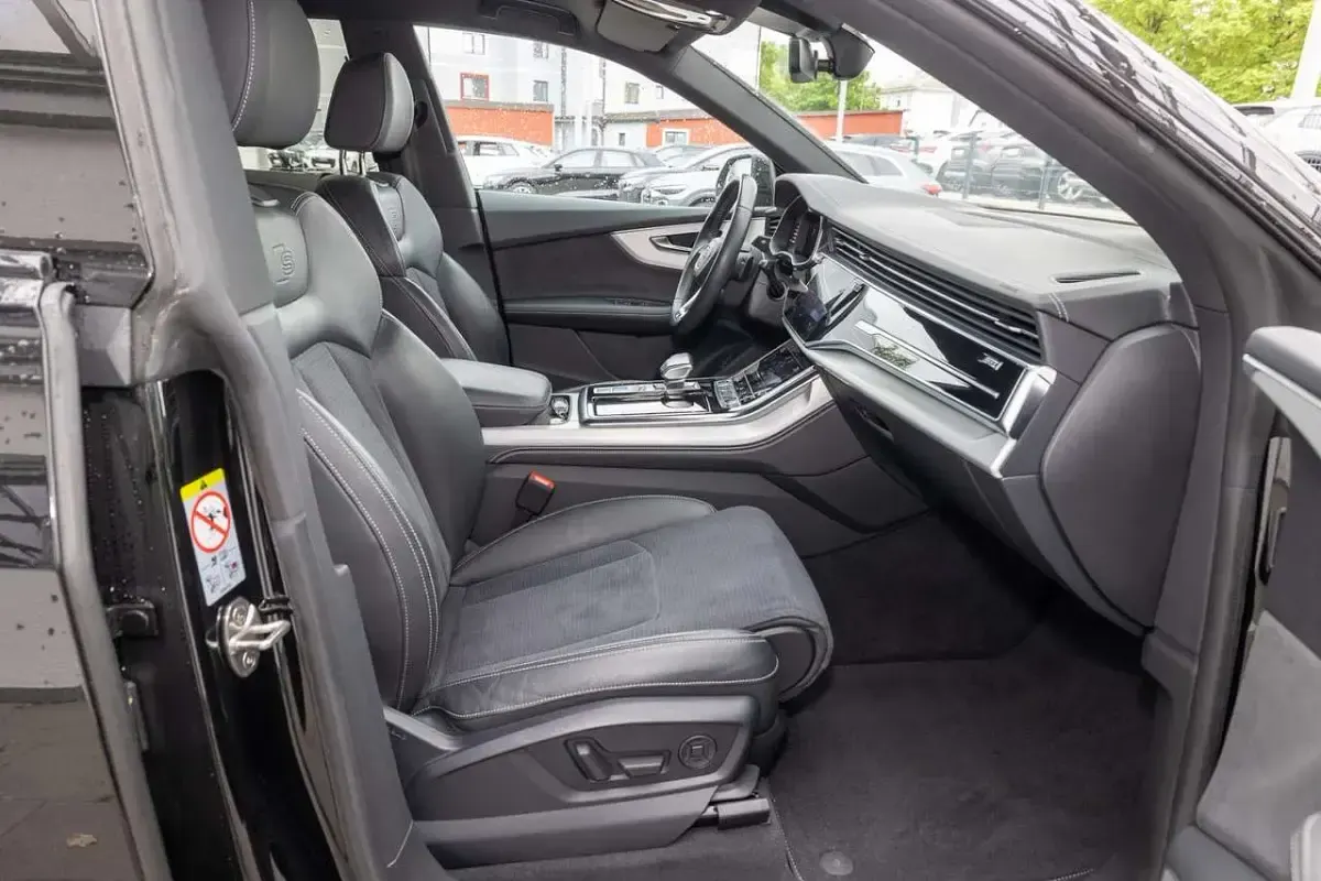 Gebraucht Audi Q8 S-Line 286 PS (210 kW) 2023 Mythosschwarz SUV