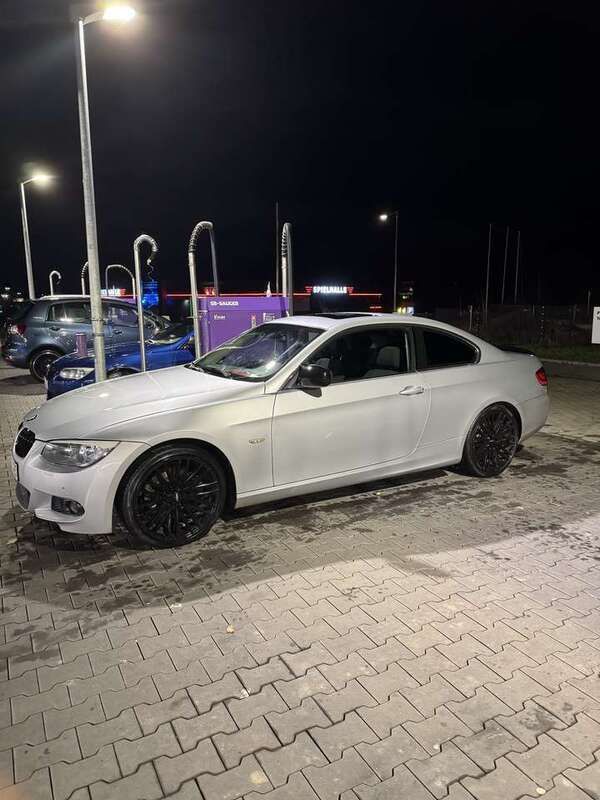 Grau Gebraucht 2011 BMW 330 Coupé | 15.499 € (Fairer Preis) - Bild 1/4
