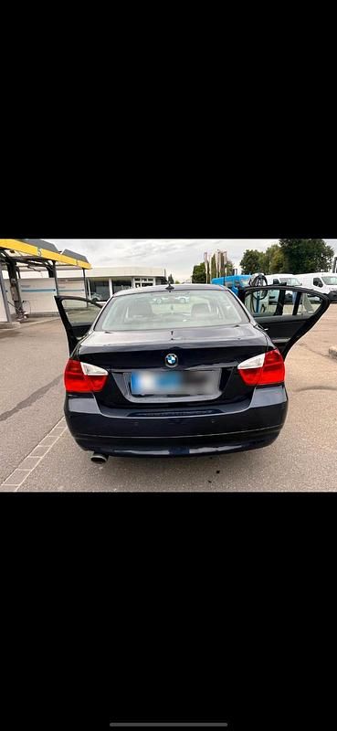 Gebraucht BMW 320 170 PS (125 kW) 2009 Blau Limousine