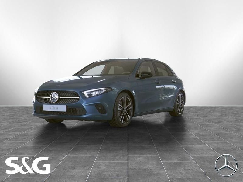 Blau Gebraucht 2020 Mercedes A180 Edition 1 Limousine | 22.477 € (Fairer Preis) - Bild 1/4