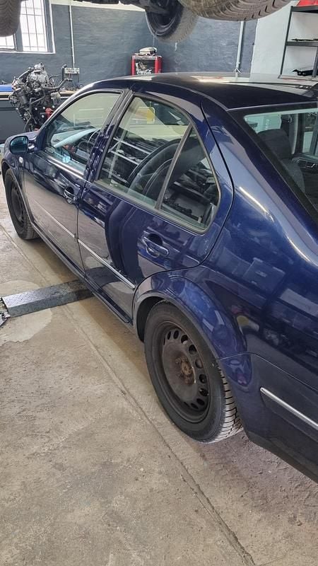 Gebraucht VW Bora 116 PS (85 kW) 2004 Blau Limousine