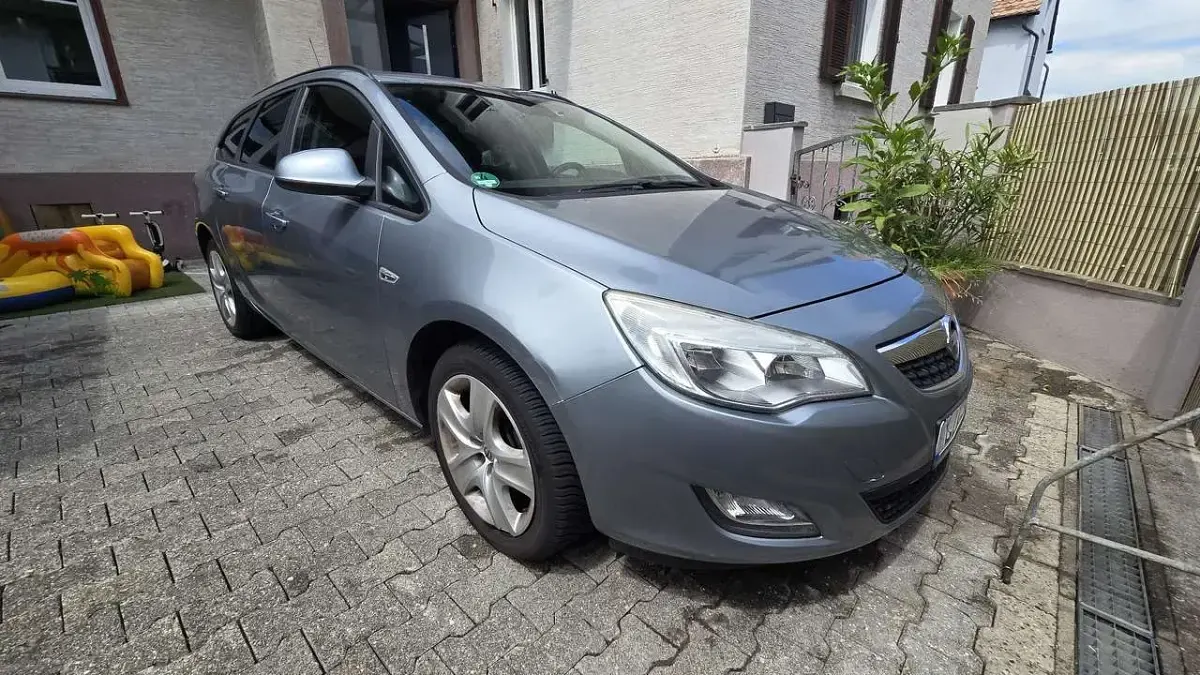 Gebraucht Opel Astra Edition 140 PS (102 kW) 2011 Kombi