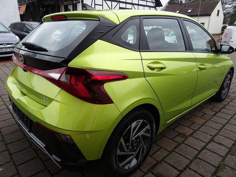 Neu Hyundai i20 101 PS (74 kW) 2025 Gelb Limousine