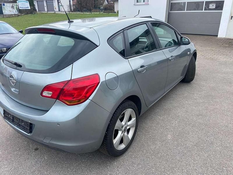 Gebraucht Opel Astra Selection 116 PS (85 kW) 2012 Grün Limousine