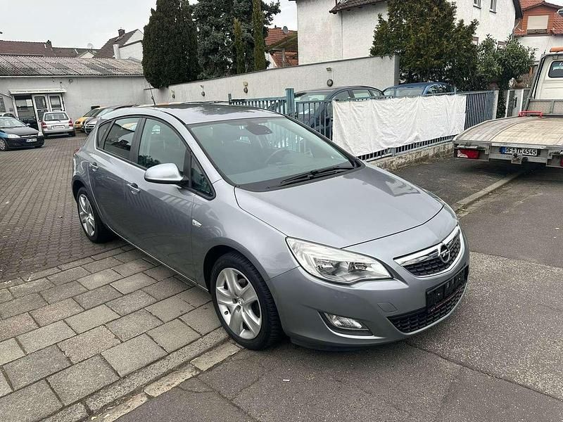 Gebraucht Opel Astra Edition 116 PS (85 kW) 2010 Silbersee/perl silber (m2) Kleinwagen