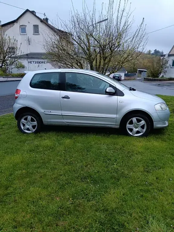 Usado VW Fox Style 75 CV (55 kW) 2010 Plateado Utilitario