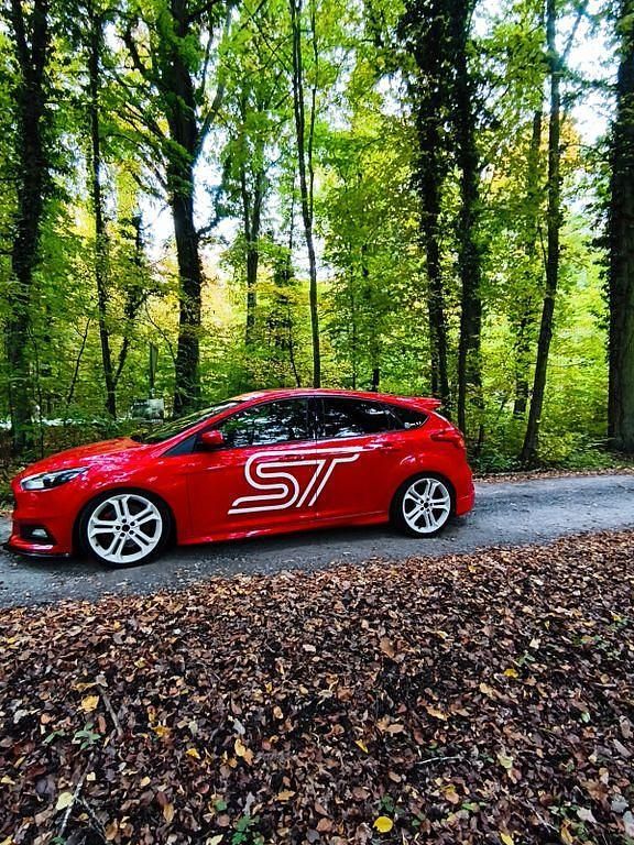 Rot Gebraucht 2016 Ford Focus ST Limousine | 17.999 € (Etwas zu teuer) - Bild 1/4