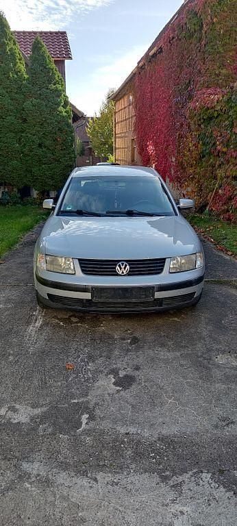 Grau Gebraucht 1997 VW Passat Basis Limousine | 800 € (Guter Preis) - Bild 1/4