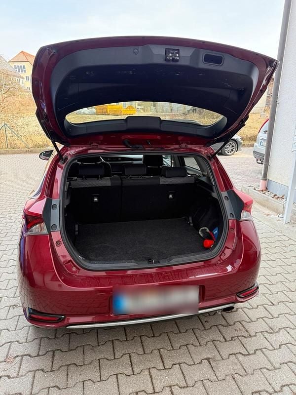 Gebraucht Toyota Auris 116 PS (85 kW) 2018 Rot Limousine