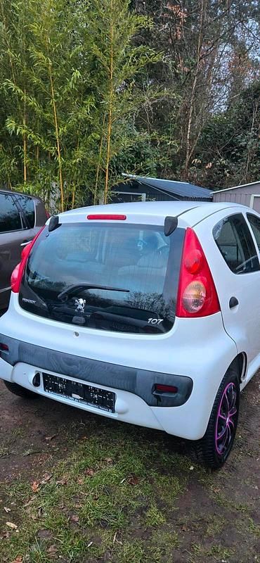 Gebraucht Peugeot 107 69 PS (50 kW) 2010 Weiß Kleinwagen