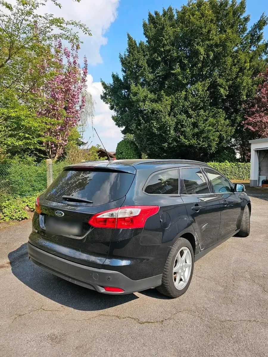 Gebraucht Ford Focus 115 PS (84 kW) 2014 Schwarz Kombi