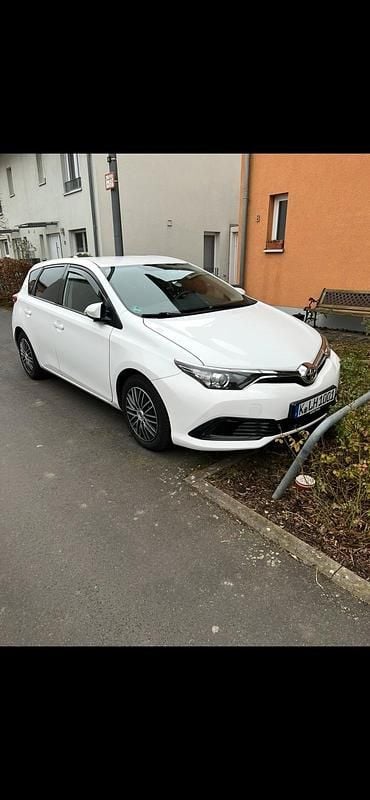 Weiß Gebraucht 2016 Toyota Auris Cool Kleinwagen | 9.600 € (Fairer Preis) - Bild 1/4
